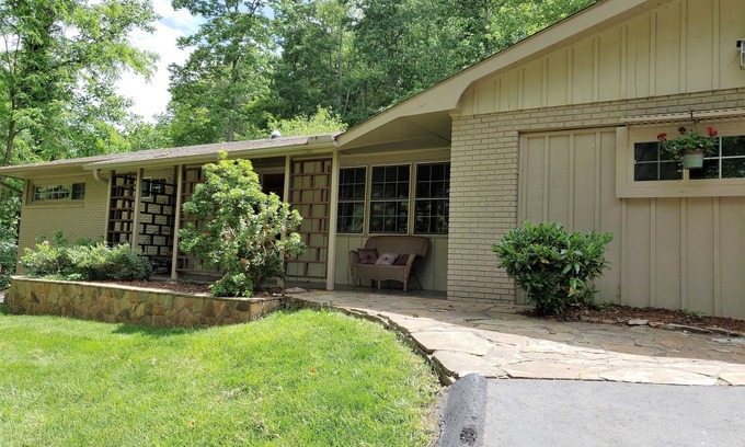 Royal Pines House | Home So Sweet! Space for 8-10 ADD a cottage next door sleeps 4 more. #878525