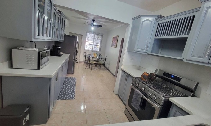 Harbour View House | Home Sweet Home. 7 minutes from Kingston Airport, 20 mins to Bob Marley Museum!