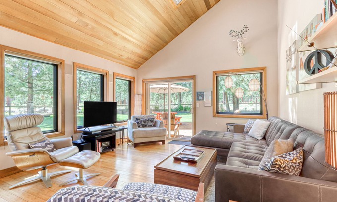 Sisters House | Home with a private hot tub, shared pool, & National Forest at your backdoor
