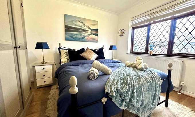 Bray on Thames House | Homely 3-Bed Bungalow, near Windsor & Slough