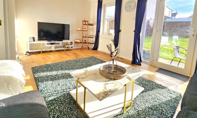Newton Mearns House | Homely 3-Bed House with Free Parking