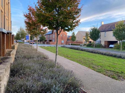 Trumpington Apartment | Homely, Cosy & Contemporary 4 BDR house with Garden & Parking 5 mins drive to Addenbrookes & Papworth hospitals & Bio Medical campus