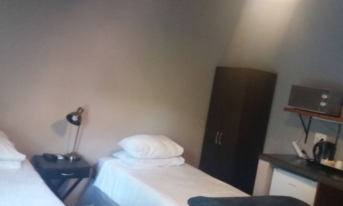 Lephalale House | Homely room in peaceful and comfortable old farmhouse