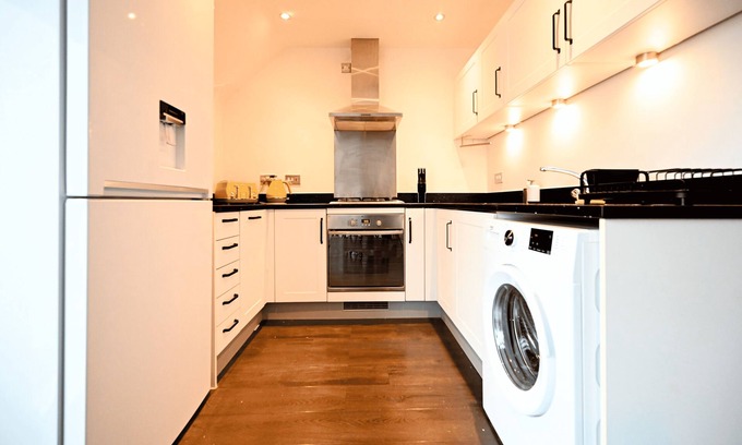 Cranfield Apartment | Homely, Spacious Flat w/Balcony & Fast Wi-Fi