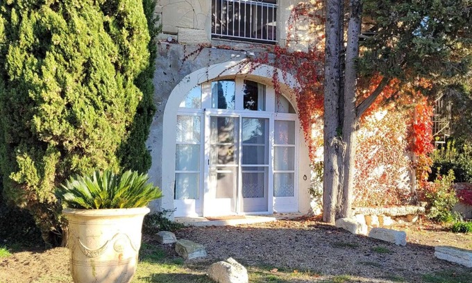 Albaron Apartment | Homerez - Bright Apartment in Arles with Shared Pool