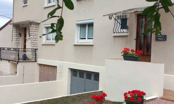 Bigny House | Homerez - Cozy House with Terrace in Vallenay