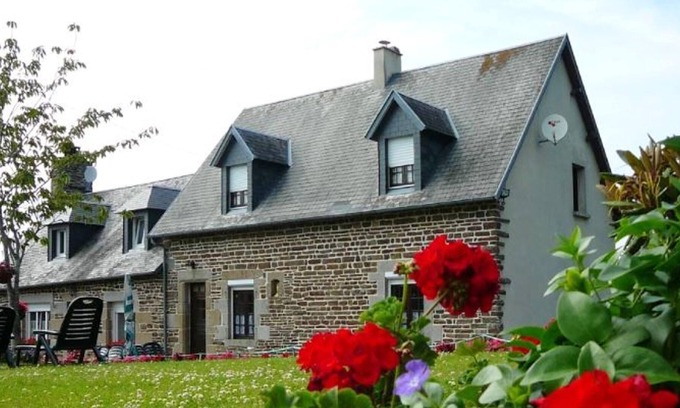 Saint-Laurent-de-Cuves House | Homerez - Spacious house for 6 ppl. at Saint-laurent-de-cuves