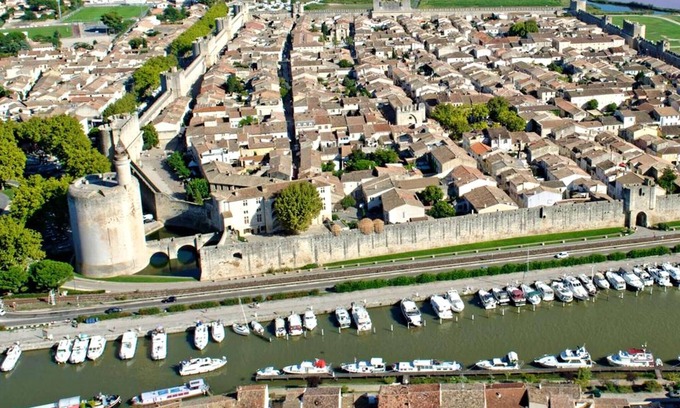 Aigues-Mortes Apartment | Homerez - Nice apartement 7 km away from the beach for 6 ppl. with shared pool