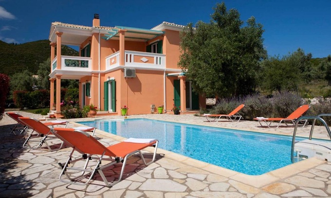Evgiros Villa | Homerez - Spacious villa 2 km away from the beach for 6 ppl. with swimming-pool