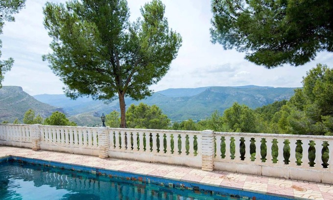 Chulilla Villa | Homerez - Villa for 12 ppl. with swimming-pool, garden and terrace at Chulilla