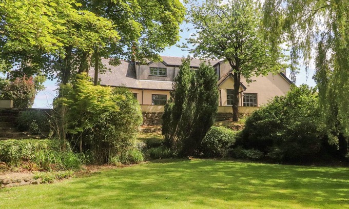 Knott End-on-Sea House | HOMEWOOD, pet friendly, with hot tub in Garstang