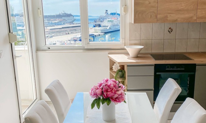 Bacvice Apartment | Homey apartment with a view