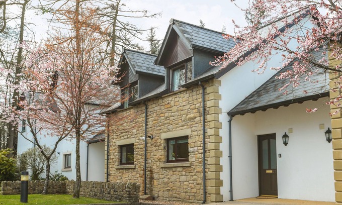 Penrith Cottage | HONEYBEE COTTAGE, family friendly, with pool in Penruddock