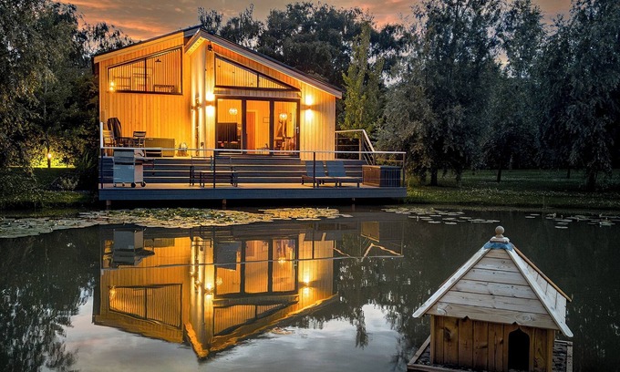 Frampton Ski Chalet | Honeybee Lakeside Lodge