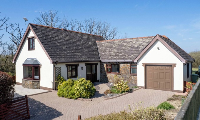 Kilgetty Cottage | Honeyfield Lodge - Spacious Cottage, Rural Views