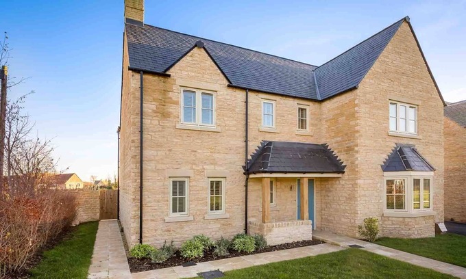 Bourton House | HONEYSTONES, family friendly, with a garden in Bourton-On-The-Water