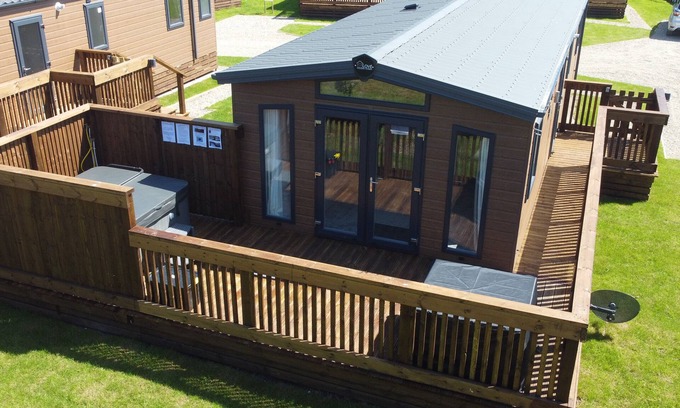 Runswick Bay Cottage | HONEYSUCKLE LODGE, pet friendly, with hot tub in Staithes