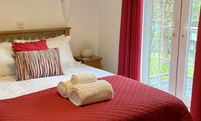 Shanklin Cottage | Honeysuckle Cottage, Child Friendly, 10 min walk to beach, less to Shops & Park.