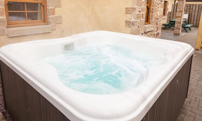 Linlithgow Apartment | Honeysuckle Cottage - sleeps 8 guests in 3 bedrooms