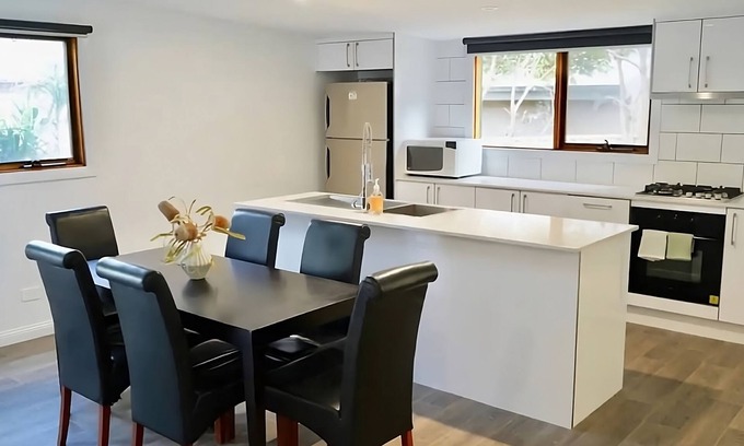 Bendigo House | Honeysuckle St Cottage. Central Location. Sleeps 8