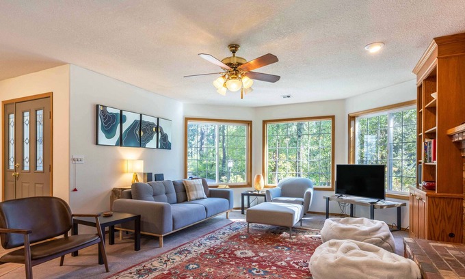Hood River House | Hood River Valley Oasis!