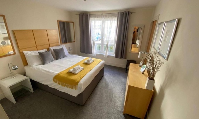 Bonnington Apartment | Hopetoun Apartment with free car parking on site