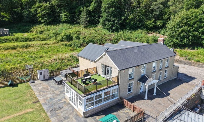 Mawr House | Hopkins Retreat Farm - 5 Bedroom House - Swansea