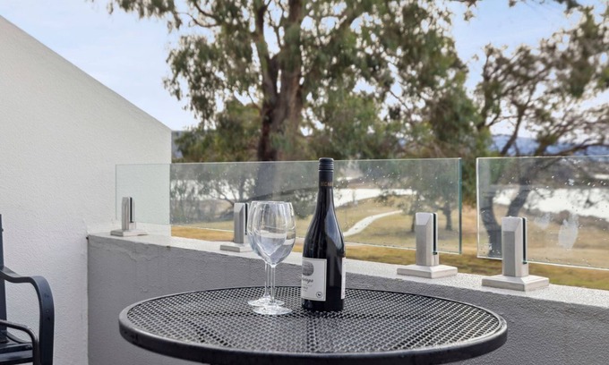 Jindabyne Apartment | Horizons 407, Resting on the shores of Lake Jindabyne