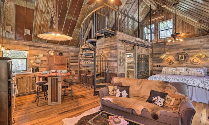 Wimberley Cabin | 'Horse Thief Inn' Cabin Retreat w/Deck & Hot Tub!