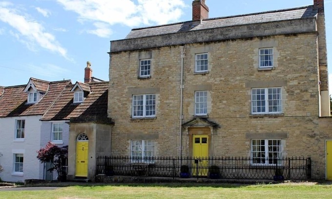 Calne Cottage | HORSEBROOK HOUSE APARTMENT, pet friendly, with open fire in Calne