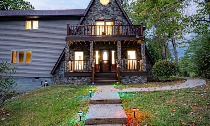 Summerlee House | Horseshoe Acres - Home theater, spa room, hot tub