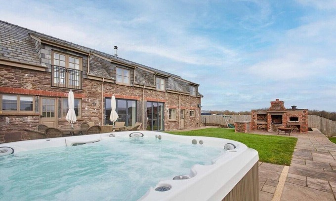 Llanfihangel Tal-y-llyn House | Host & Stay | Coed Farm