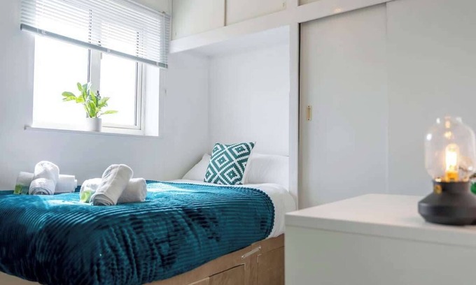 Great Linford House | Host & Stay | Glazier Drive