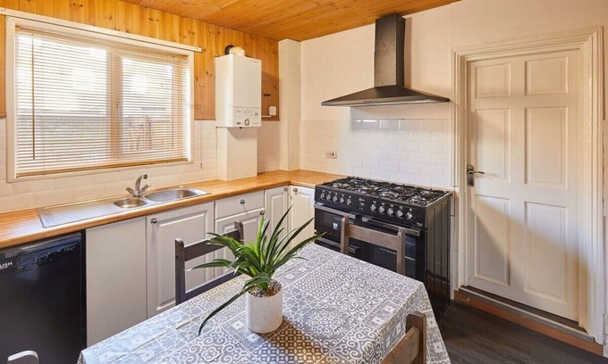 Bridlington Old Town House | Host & Stay | Holyrood Lodge