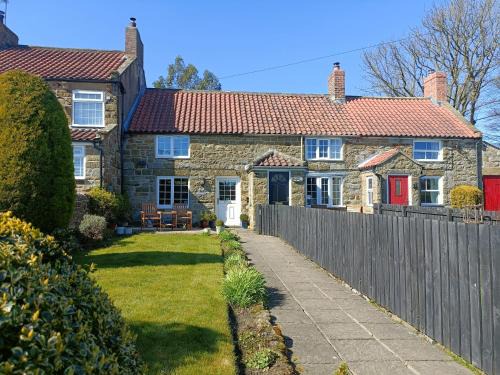 Saltburn-by-the-Sea House | Host & Stay - Honeysuckle Cottage