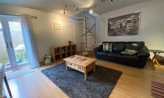 Walton House | Host & Stay | Studley Knapp