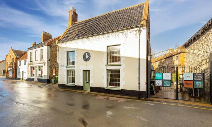 Holt House | Host & Stay - The Old Paul Pry