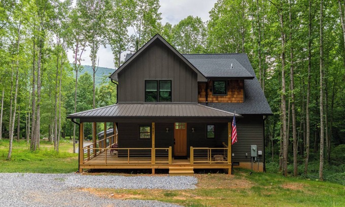 Frank House | Hot Tub, 2 Kings, by Waterfalls, Skiing and Hiking