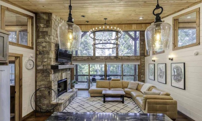 McCaysville Cabin | Hot Tub, 3 Fireplaces, Firepit, Riverside Firepit