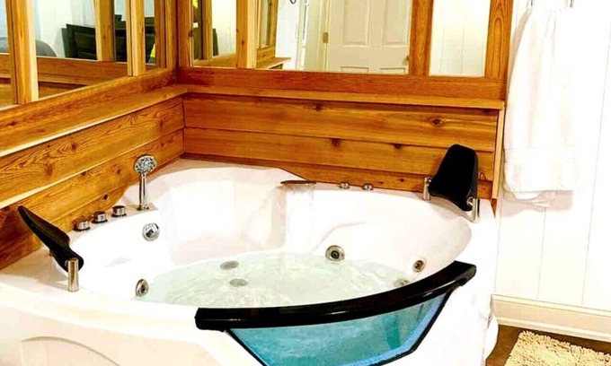 Moorhead Apartment | Hot Tub 5 beds Great Location!