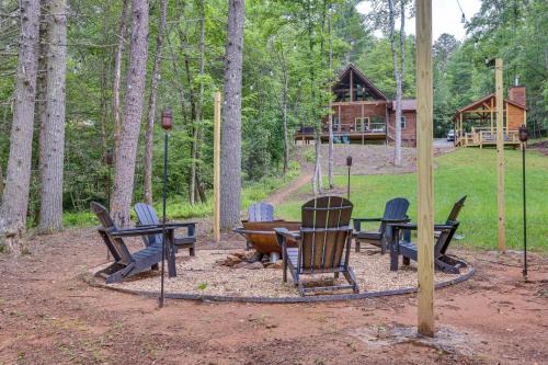 McCaysville House | Hot Tub and Deck Riverfront McCaysville Cabin!