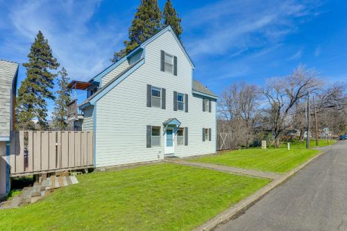 Hood River House | Hot Tub and Decks Central Hood River Townhome!