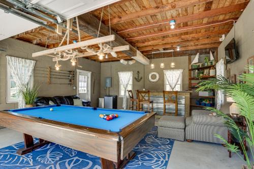 Greentown House | Hot Tub and Lake Access at Poconos Getaway!