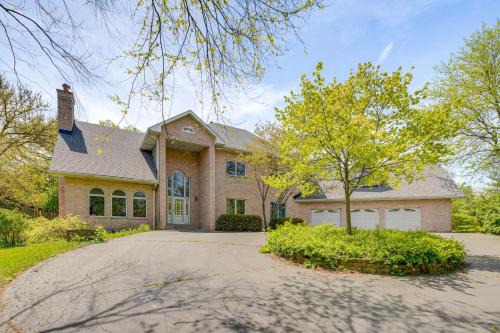 Hoffman Estates Villa | Hot Tub and Sauna Hoffman Estates Villa in Elgin!
