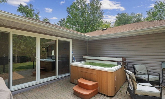 Carden Cottage | Hot tub and swimming pool