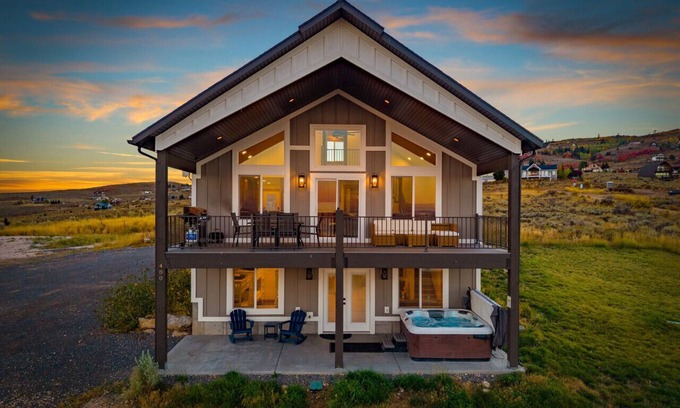 Sweetwater House | Hot Tub! Arcade Games! Views! Ideal Beach! Hillside Retreat!