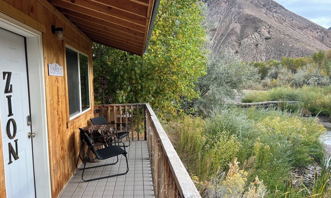 Sevier Cabin | HOT TUB BRYCE CANYON THEMED CABIN