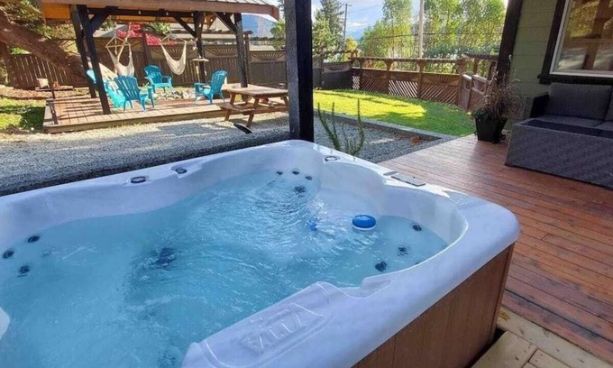 Youbou Cottage | Hot Tub by the Lake Sleeps 10 Huge Outdoor Space