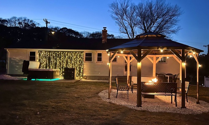 Montville House | Hot Tub & Cloud Ceiling House