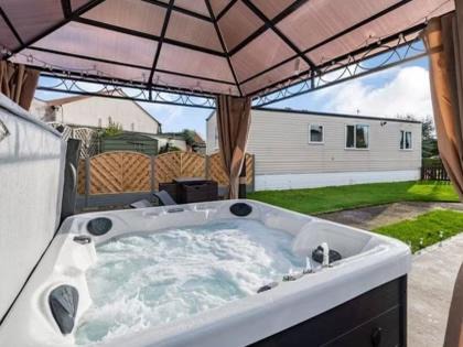 Patrington Haven House | Hot tub. Countryside. Coast. 5* Patrington Haven Leisure Park, East Yorkshire
